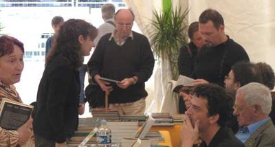 Photo: S�ance de signatures sous le chapiteau